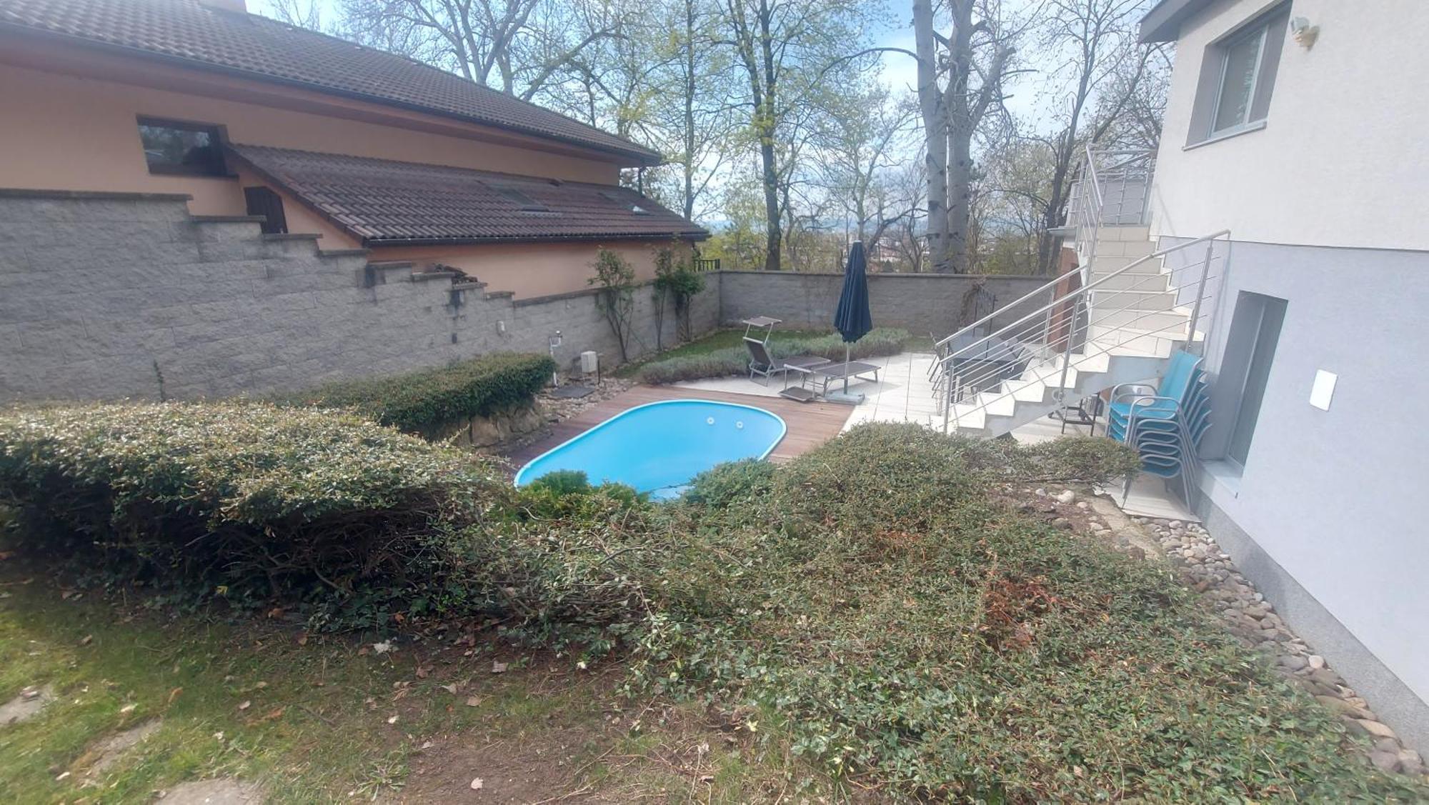 Dom Na Cervenej Vezi Villa Banka Dış mekan fotoğraf